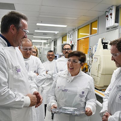 Leeanne Enoch with ANFF-Q facility manager Anthony Christian (left) and AIBN Deputy Director and ANFF-Q Director Professor Justin Cooper-White (right)